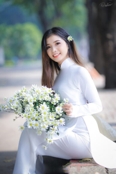 Hình ảnh cô gái cầm hoa đẹp (2)