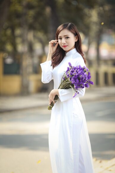 Hình ảnh cô gái cầm hoa đẹp