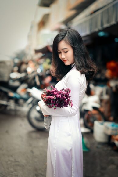 Hình ảnh cô gái cầm hoa màu tím