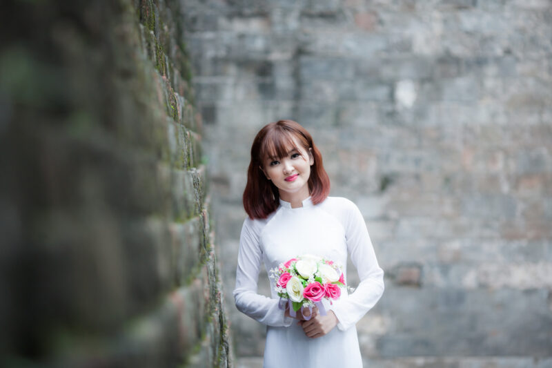 Hình ảnh cô gái cầm hoa tóc ngắn