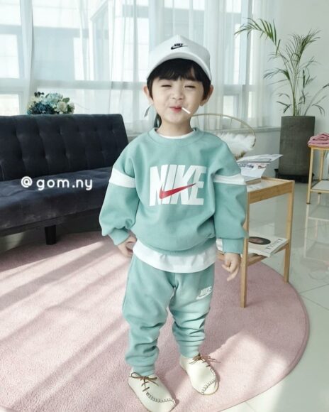 Hình ảnh em bé Hàn Quốc ăn kẹo mút