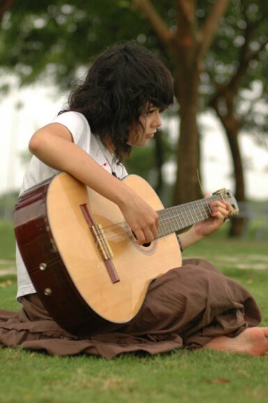 Hình ảnh gái xinh chơi đàn guitar