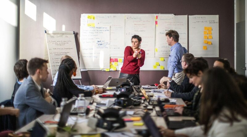 Hình ảnh khởi nghiệp trong buổi họp