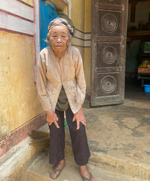 Hình ảnh mẹ già nghèo