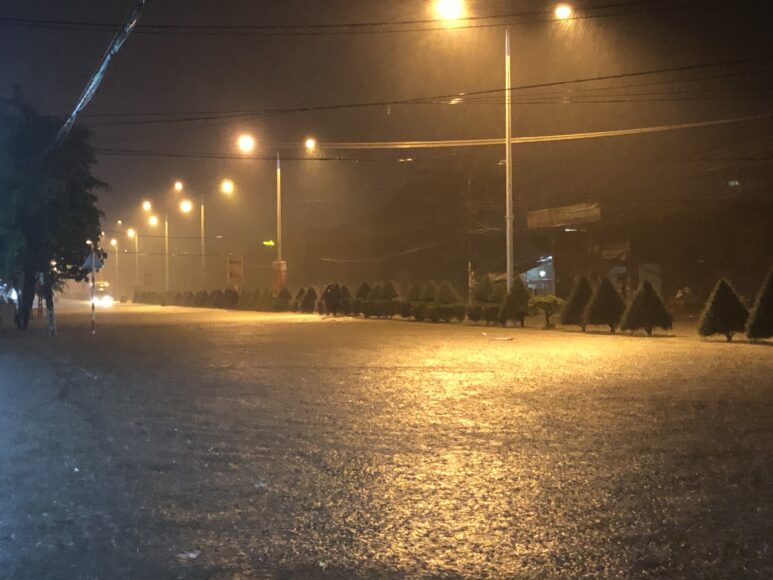 Hình ảnh mưa buồn trên phố