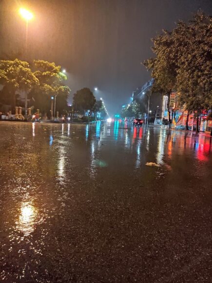 Hình ảnh mưa buồn trên phố Hà Nội