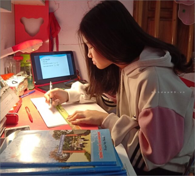 Hình ảnh ôn thi của bé gái