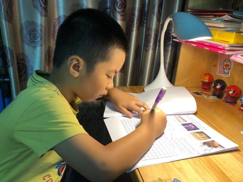 Hình ảnh ôn thi của cậu bé