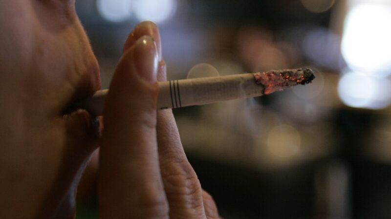 Hình ảnh thuốc lá đang được hút