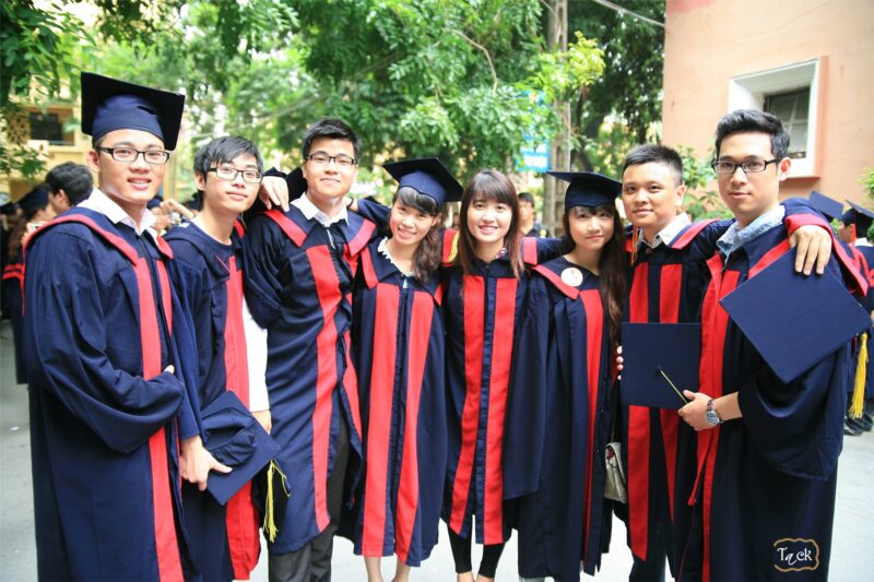 Hình ảnh tốt nghiệp cùng bạn học