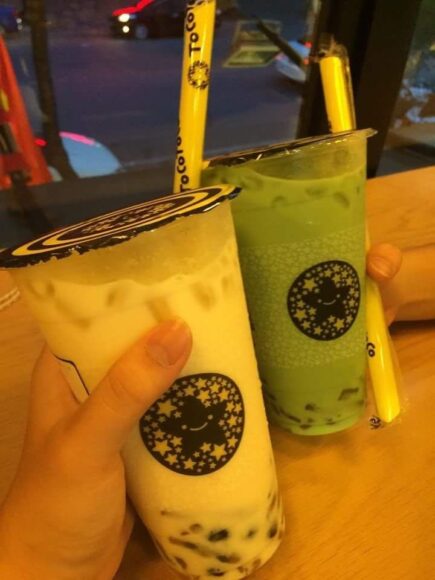 Hình ảnh trà sữa tự chụp vào buổi tối