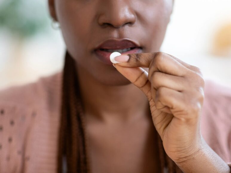 Hình ảnh uống thuốc màu trắng