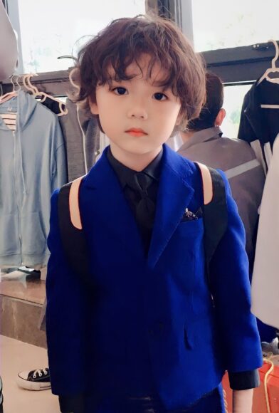 Hình bé trai Hàn Quốc đi học