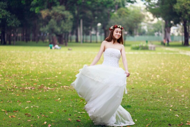 Hình cô dâu đơn hạnh phúc