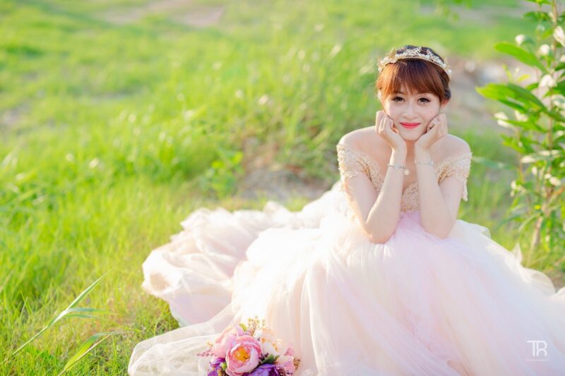 Hình cô dâu đơn ngồi trên bãi cỏ