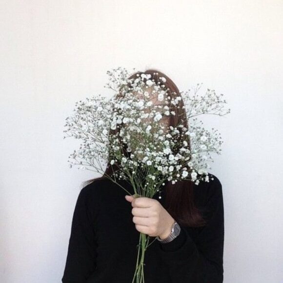 Hình cô gái cầm hoa