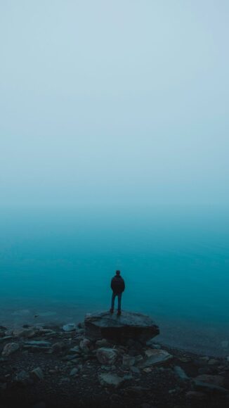 Hình nền độc thân đứng trước biển