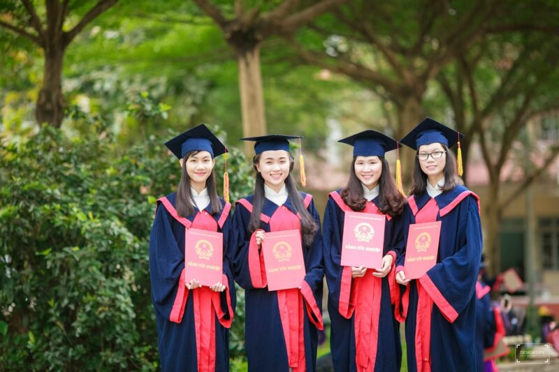 Hình tốt nghiệp cùng bạn bè