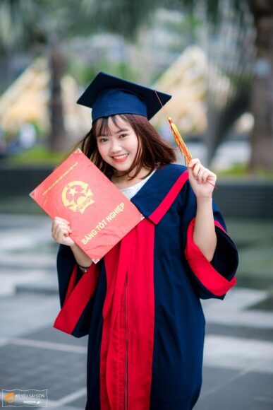 Hình tốt nghiệp cười rạng rỡ