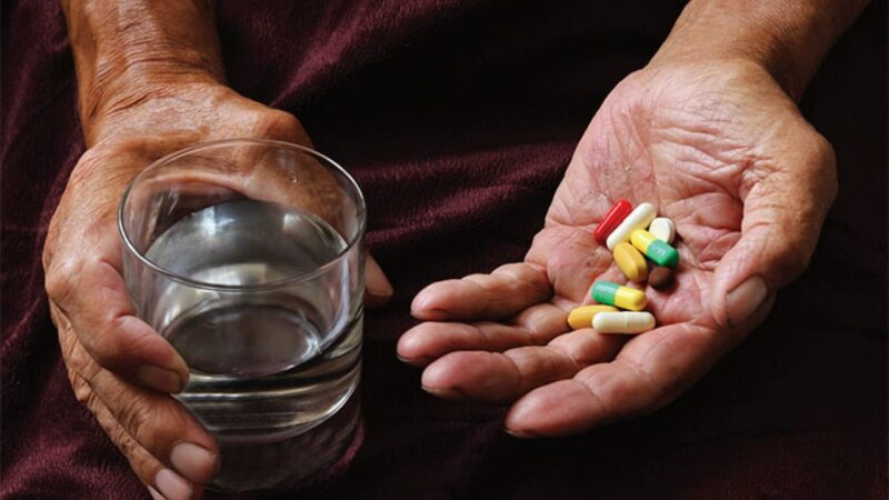 Hình uống thuốc có trên tay