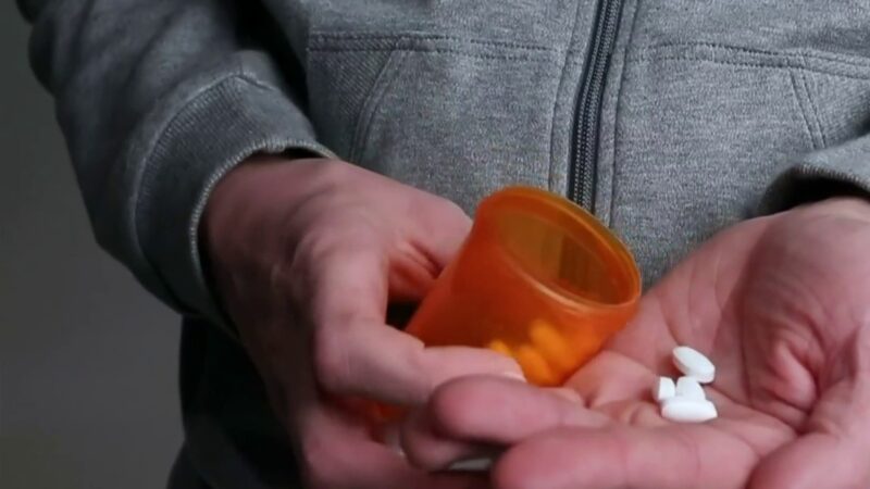 Hình uống thuốc trong hộp