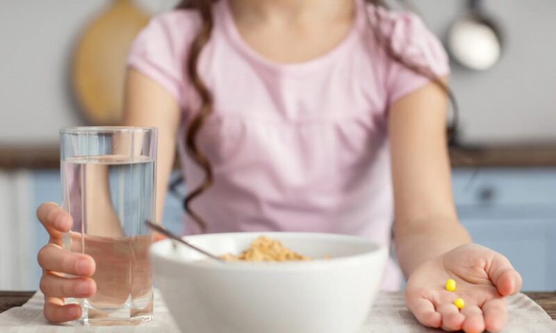 Hình uống thuốc trước khi ăn