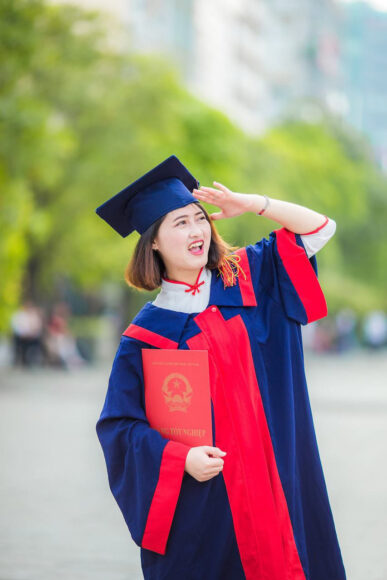 Tạo dáng chụp ảnh tốt nghiệp