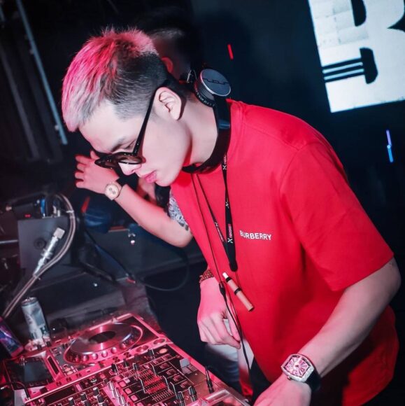 ảnh DJ tóc đỏ