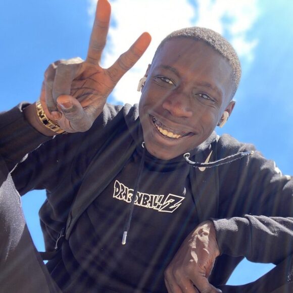 ảnh anh da đen cười tươi