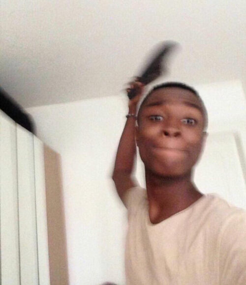 ảnh anh da đen hài hước cầm dép