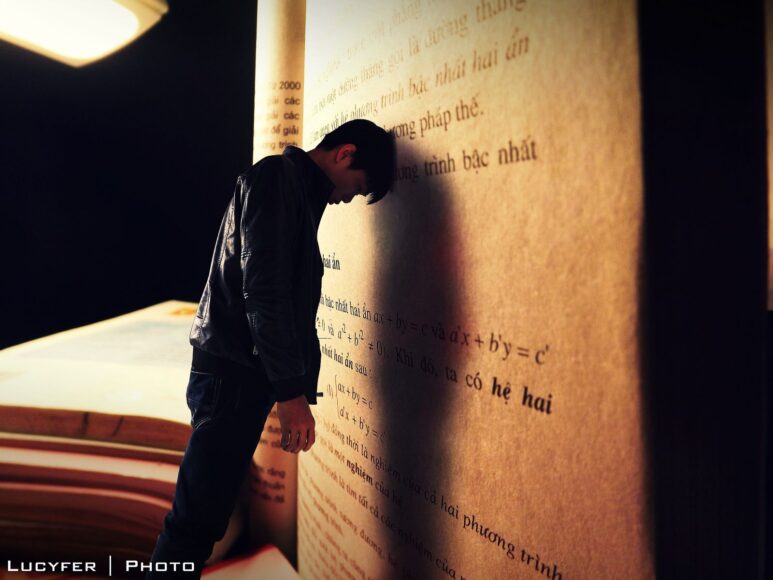 ảnh chán đời dựa vào tươngf