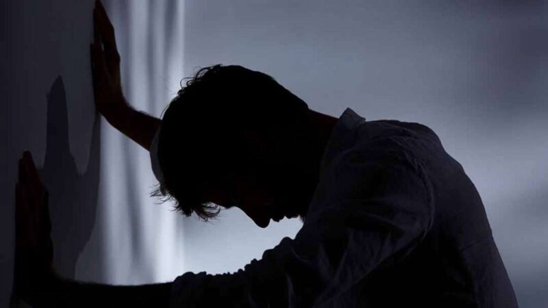 ảnh chán đời gục ngã