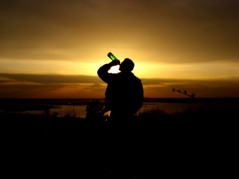 ảnh chán đời uống rượu