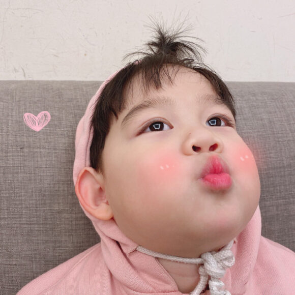 ảnh chu mỏ cậu bé má bánh bao