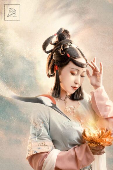 ảnh cổ trang Trung Quốc cầm hoa sen vàng