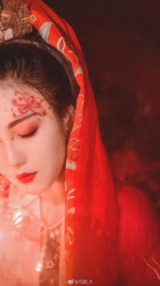 ảnh cổ trang Trung Quốc vẽ hoa trên trán