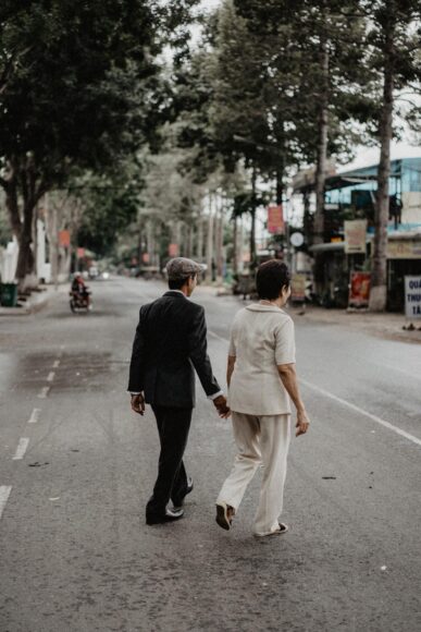 ảnh đẹp về tình yêu tuổi già nắm tay nhau qua đường