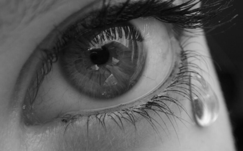 ảnh đôi mắt buồn đen trắng