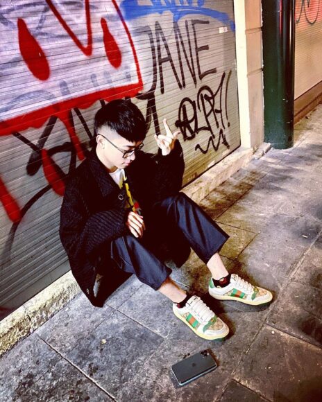 ảnh hiphop ngồi giữa phố