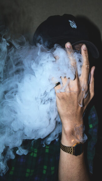 ảnh hút thuốc nhả khói che kín mặt