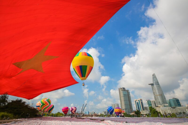 ảnh khinh khí cầu và lá cờ Việt Nam