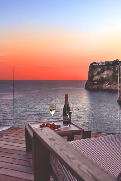 ảnh ly rượu buồn trên bờ biển