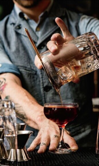 ảnh ly rượu đẹp rót rượu