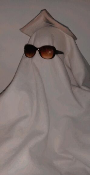 ảnh ma đeo kính đáng yêu đội sách trên đầu