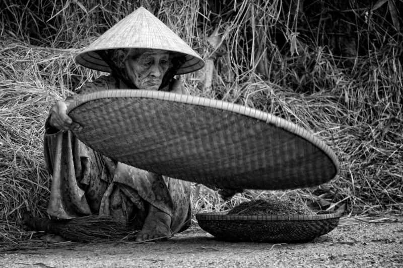 ảnh mẹ già đen trắng