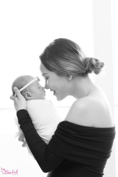 ảnh mẹ và bé đen trắng