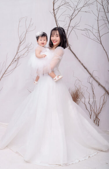 ảnh mẹ và bé mẹ mặc váy cưới
