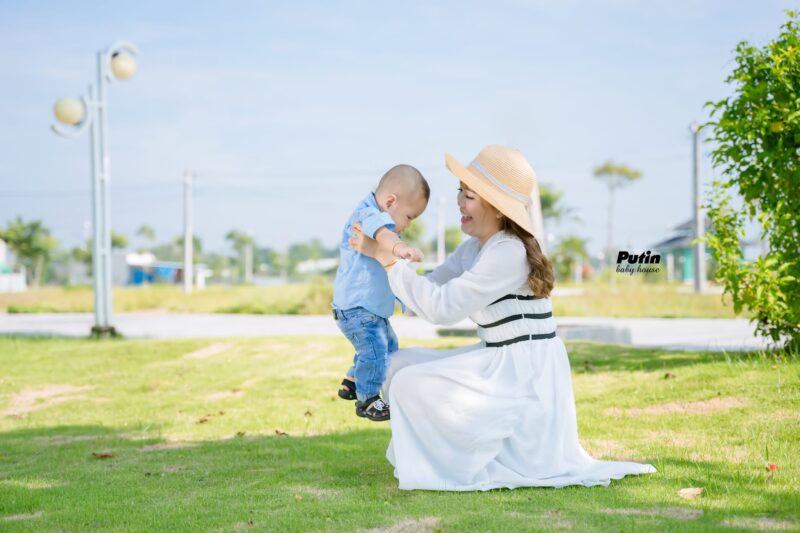ảnh mẹ và bé ngoài trời
