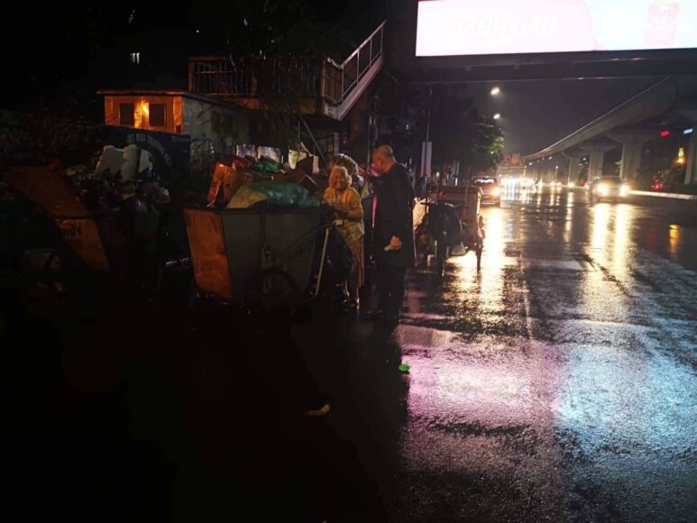 ảnh mưa đêm ấm tình người