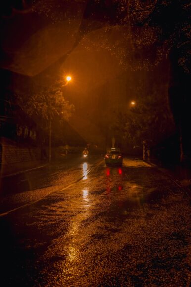 ảnh mưa đêm trong ánh đèn